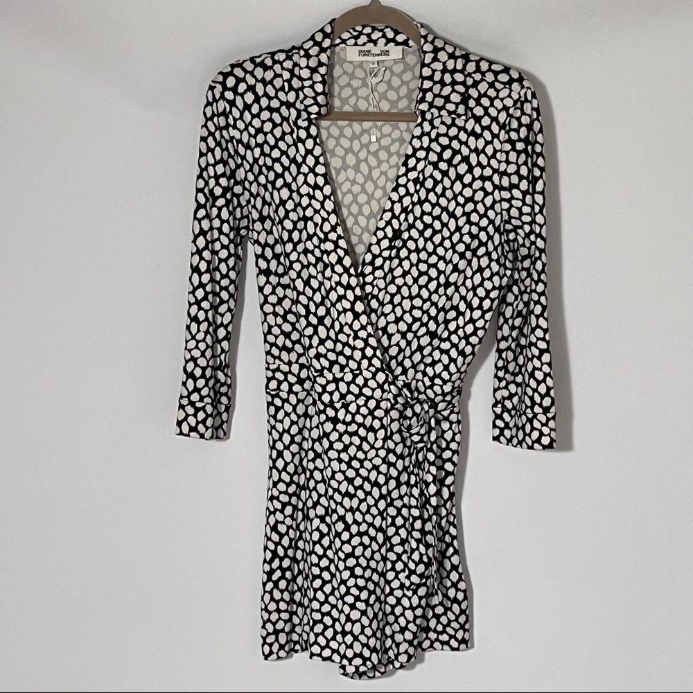 True Vintage Diane Von Furstenberg Silk Black White Print Wrap Romper Size 8